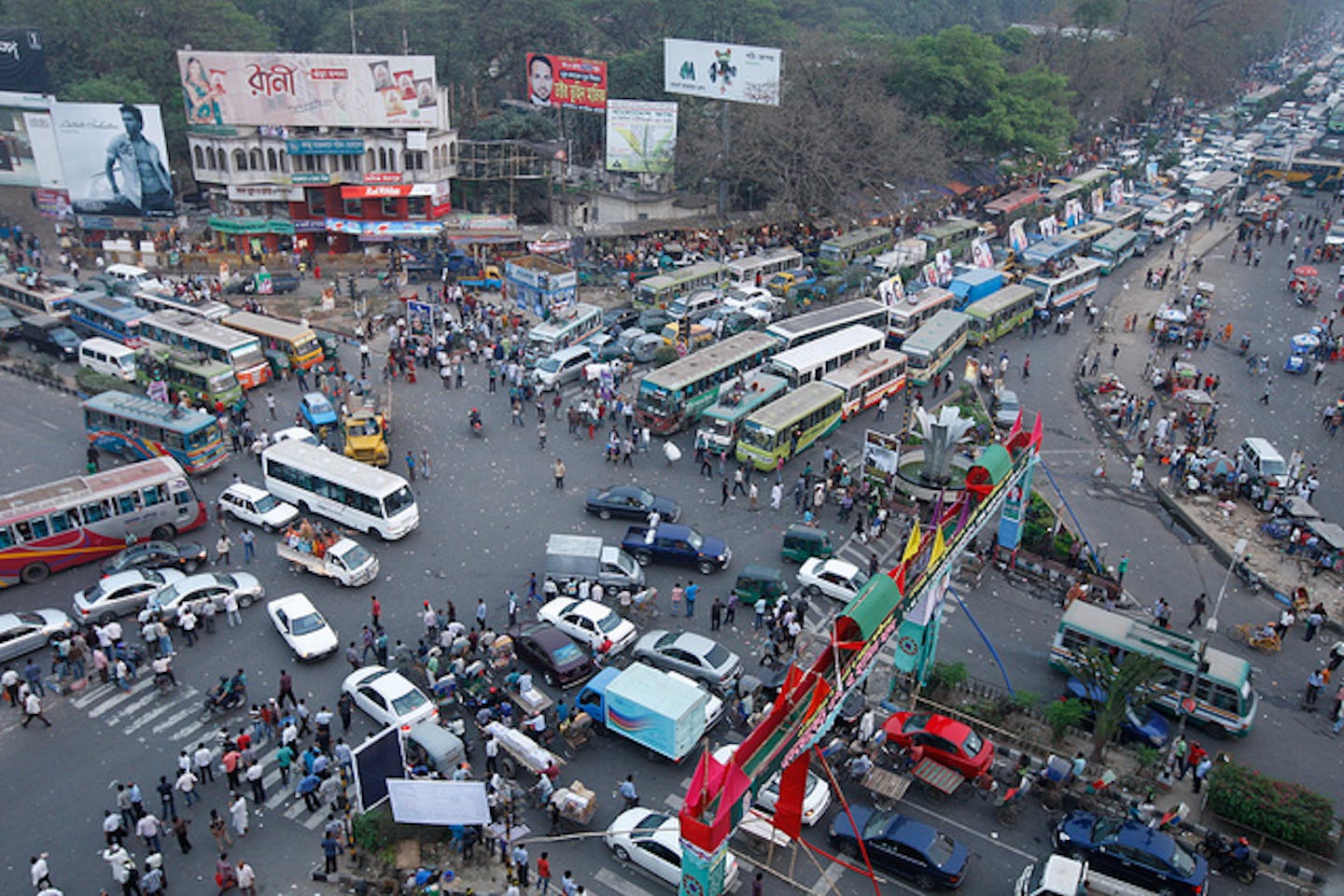 انتشار السيارات على الطرق في بنغلاديش وضريبة الكربون على السيارات قد تقلل مستويات الانبعاثات