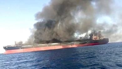 Photo of ناقلة تحمل النفط الإيراني تحترق أمام سواحل ماليزيا (فيديو)
