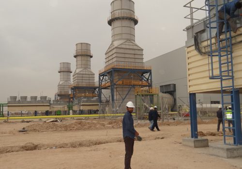عمال داخل محطة كهرباء الرميلة في العراق