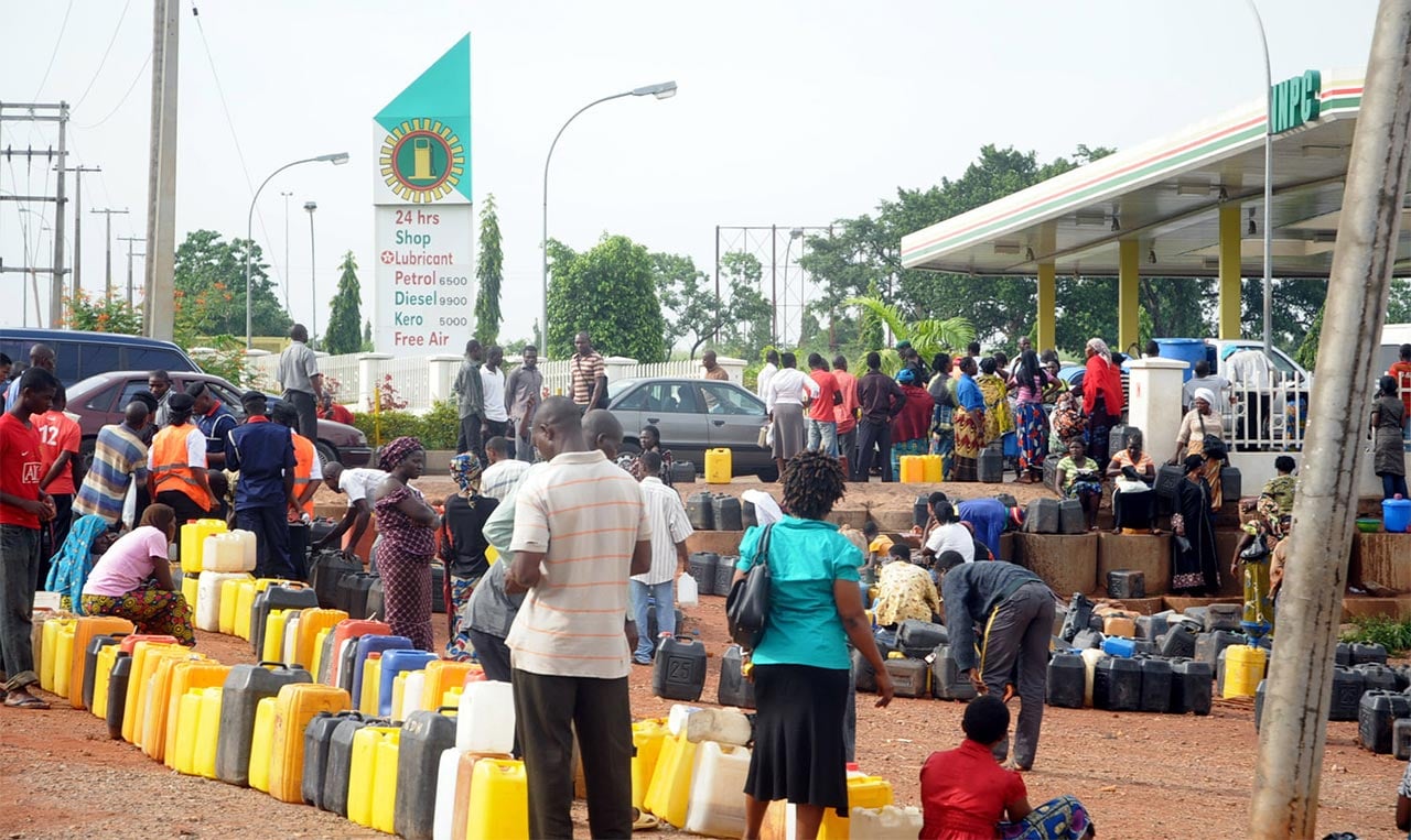 نيجيريون يقفون في طوابير طويلة في محطة وقود