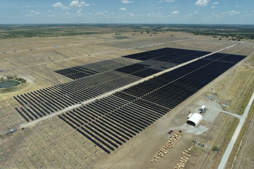 بناء محطات الطاقة الشمسية باستعمال روبوتات