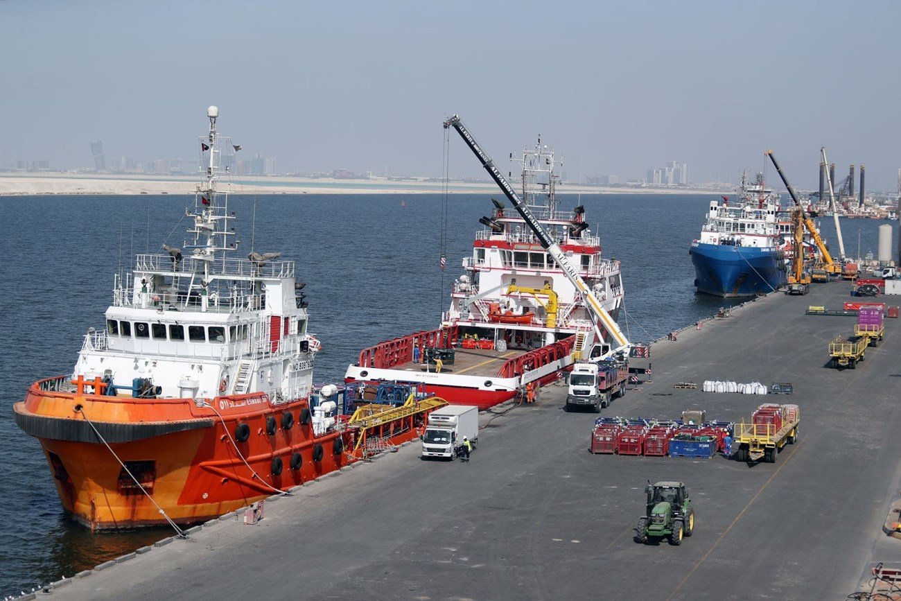 سفن دعم تابعة لشركة أدنوك للإمداد والخدمات