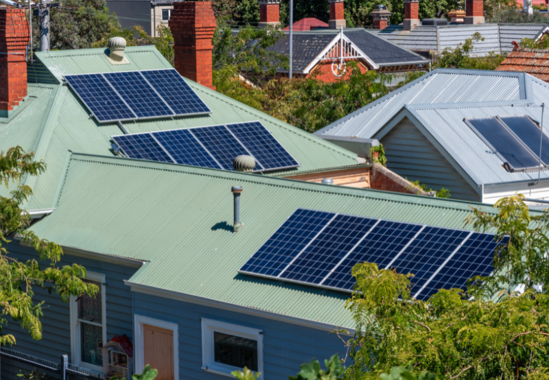 ألواح الطاقة الشمسية فوق أسطح المنازل