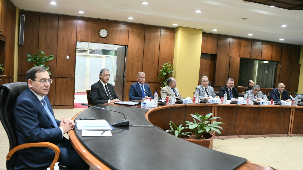 اجتماع وزير البترول المصري مع وفد الشركة السعودية 