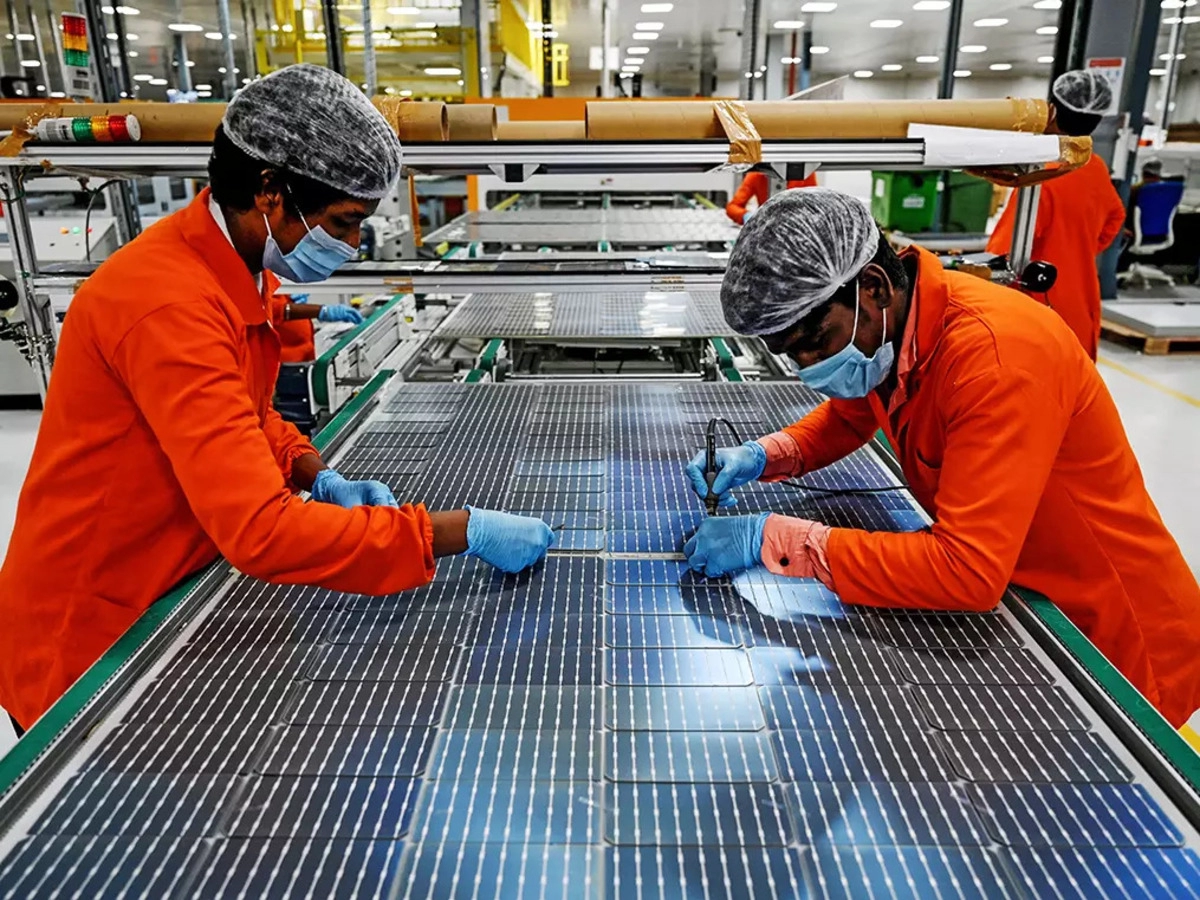 تصنيع ألواح الطاقة الشمسية في مصنع تابع لشركة فيكرام سولار بالهند