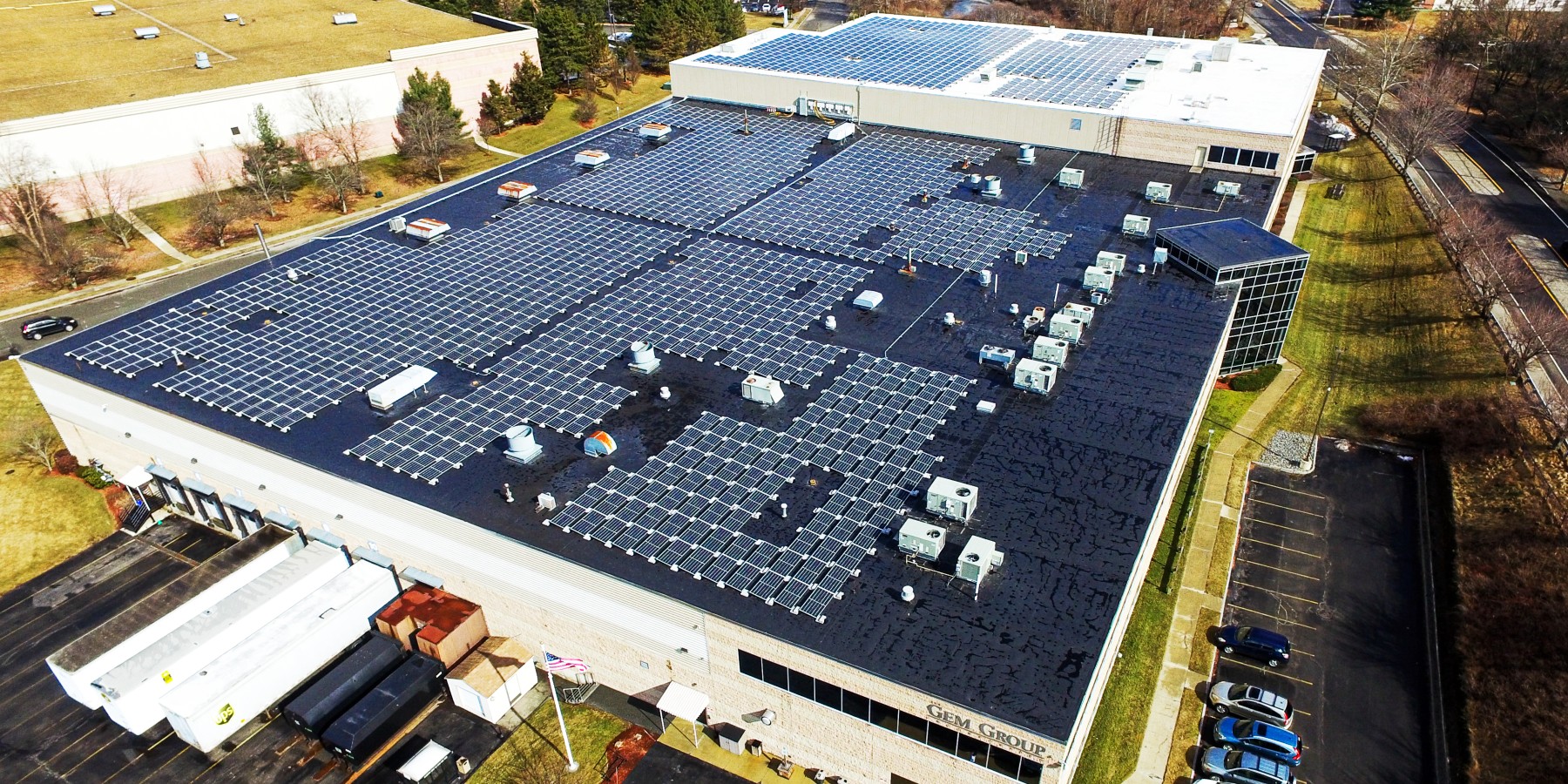 محطة شمسية على سطح مبنى في أميركا
