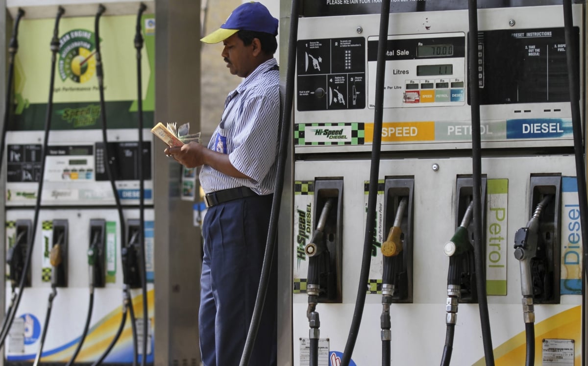 عامل داخل محطة وقود هندية حيث تراقب البلاد آثار خفض إنتاج النفط السعودي على أسعار الوقود في الهند