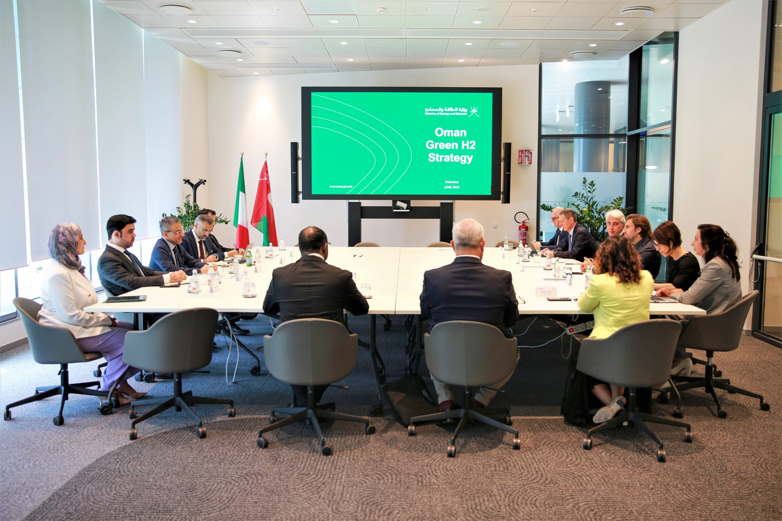 جانب من زيارة وفد سلطنة عمان إلى إيطاليا لبحث التعاون في مجال الطاقة المتجددة