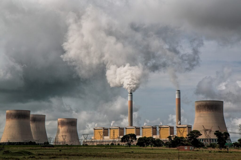 تصاعد الانبعاثات من محطة طاقة