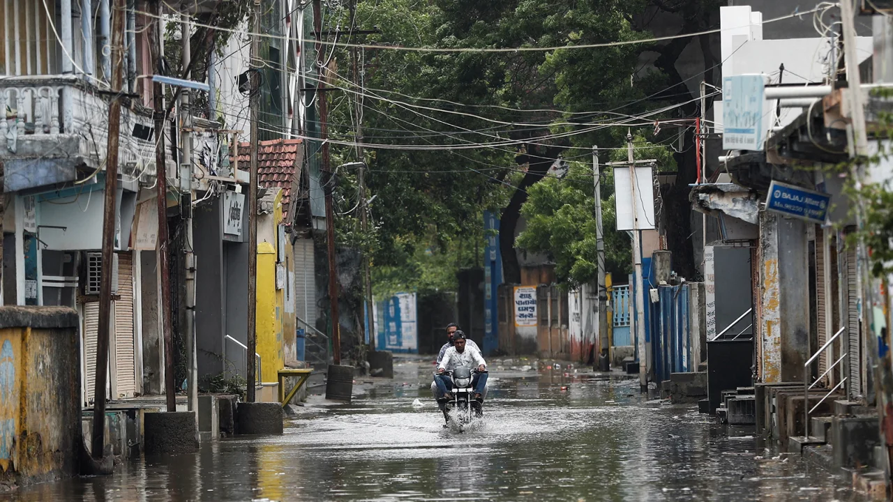 مياه الفيضانات تغمر الشوارع في ولاية غوجارات الهندية