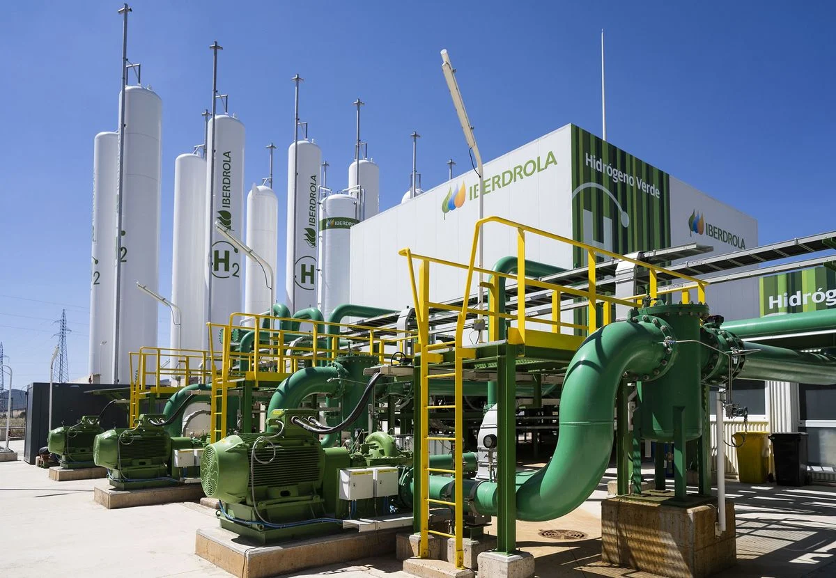 أحد مواقع إنتاج الهيدروجين الأخضر التابعة لشركة إيبردرولا الإسبانية - الصورة من بلومبرع