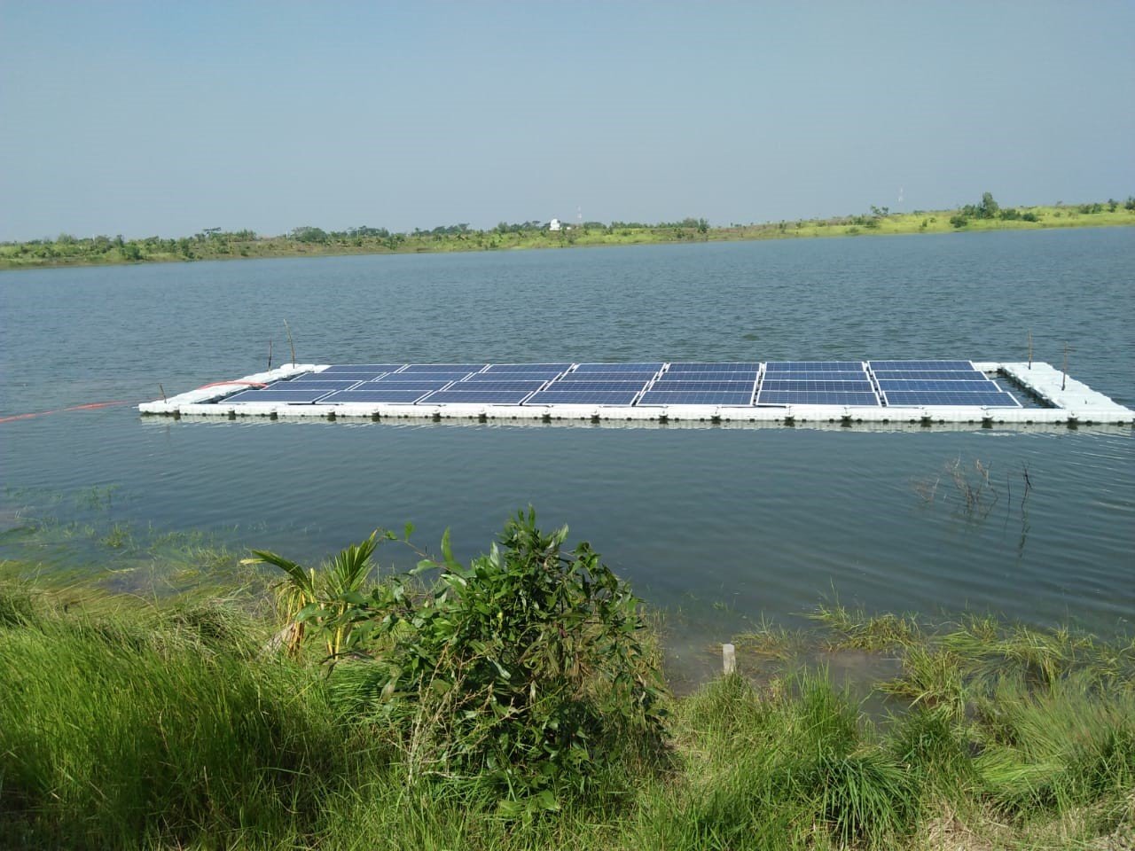 إحدى المحطات الشمسية العائمة في بنغلاديش