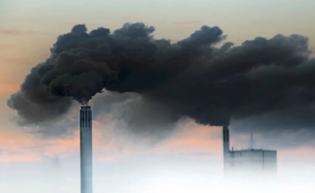 انبعاثات كربونية كثيفة من أحد المصانع في الصين 