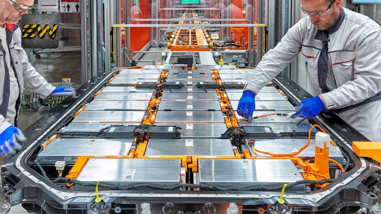 عمال داخل مصنع لإنتاج بطاريات السيارات الكهربائية