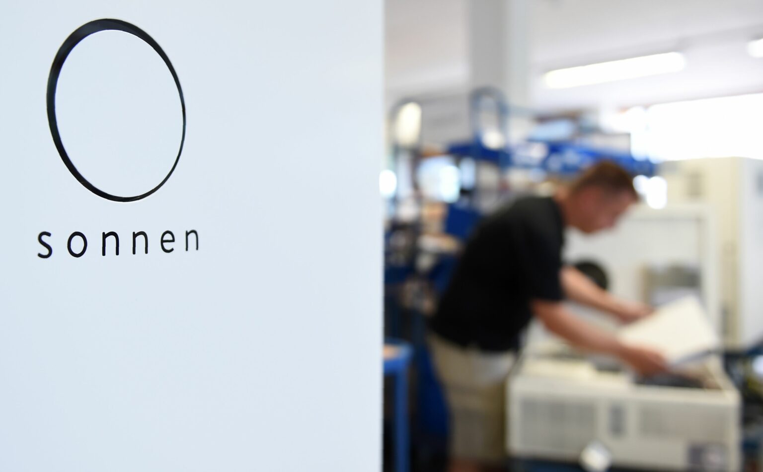مقر شركة سونن لتصنيع البطاريات في إحدى القرى الألمانية