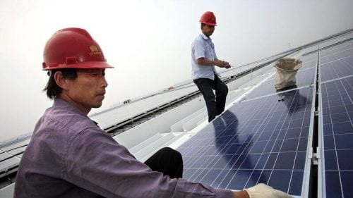 تركيب الألواح الشمسية على أسطح محطة قطار الركاب هونغكياو في مدينة شنغهاي الصينية 