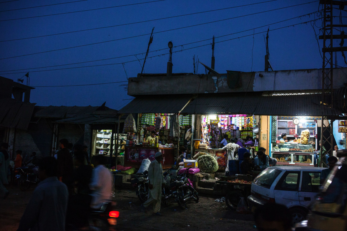 ظلام في باكستان بسبب انقطاع الكهرباء- الصورة من بلومبرغ