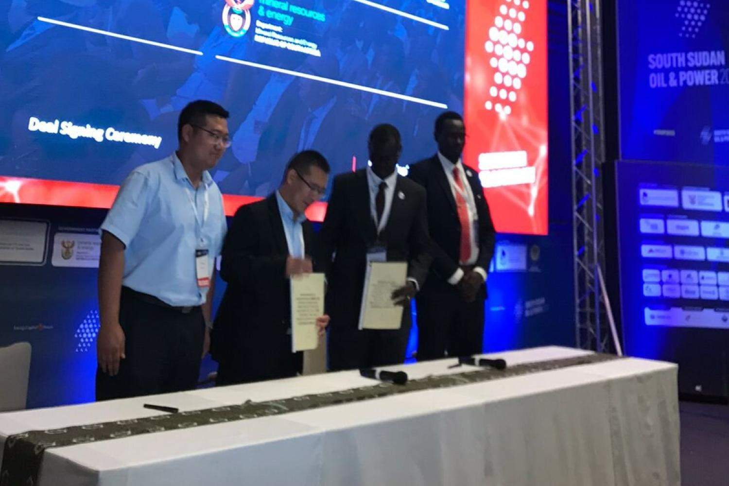 خلال توقيع الاتفاق بين ممثلي شركة النيل للحفر وشركة تيانجن الصينية لتطوير قطاع النفط في جنوب السودان