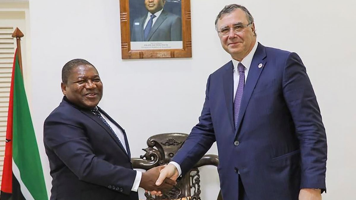 رئيس توتال يبحث مشروعات الغاز المسال في موزمبيق 