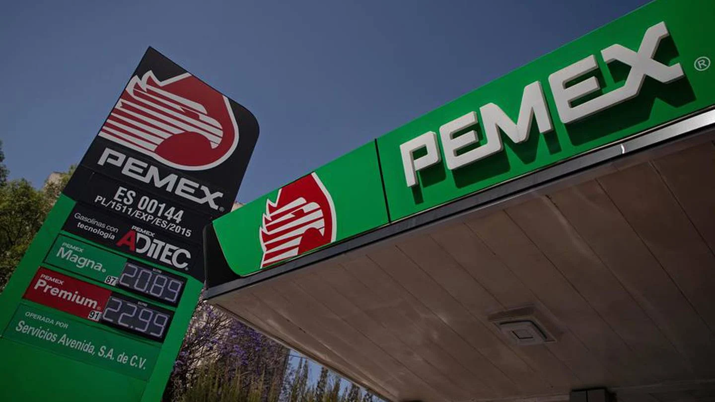 شعار شركة بيمكس على إحدى محطات الوقود في المكسيك
