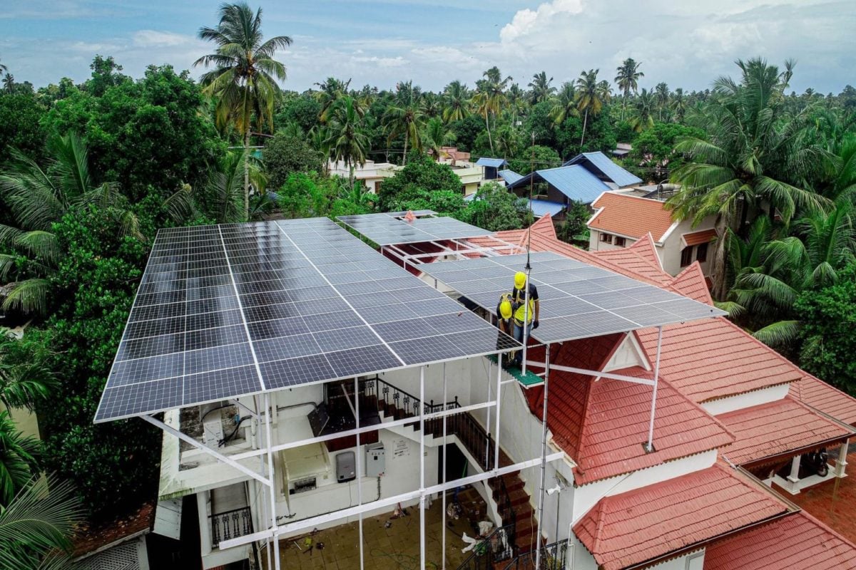 تركيب ألواح شمسية على أسطح مبنى في الهند 