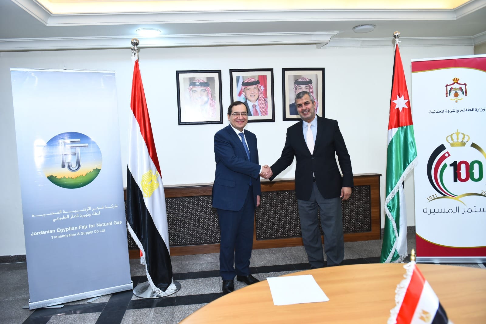 وزير الطاقة الأردني صالح الخرابشة ووزير البترول المصري طارق الملا خلال توقيع الاتفاق