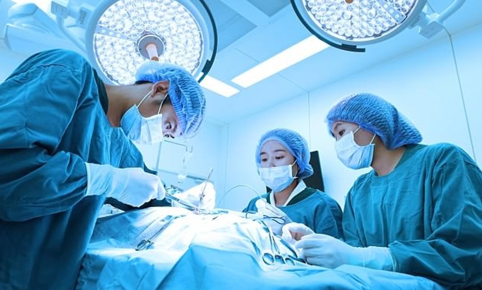 فريق طبي يجري عملية جراحية بإحدى المستفشيات الأميركية