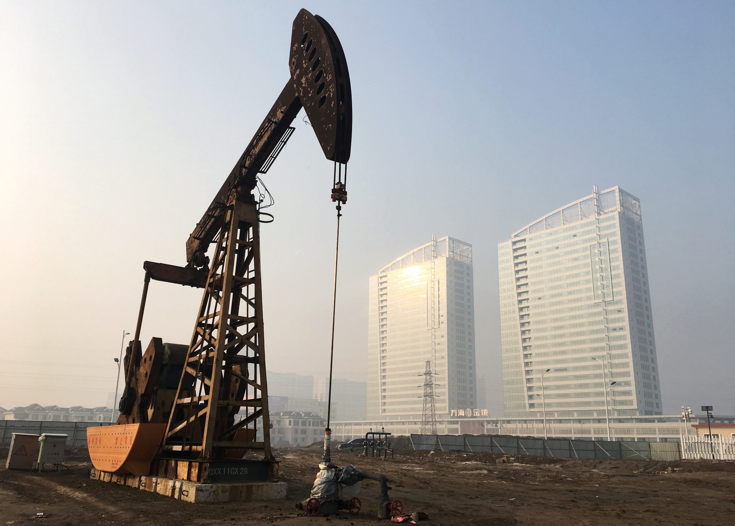 مضخة في حقل شنغلي النفطي الذي تديره شركة سينوبك في الصين – الصورة من رويترز