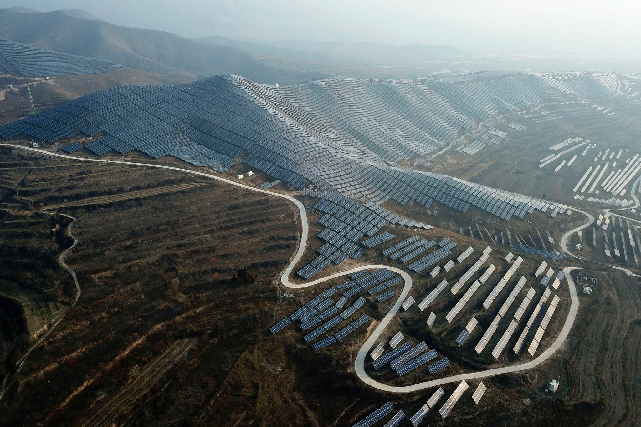 جانب من تركيب الألواح الشمسية بمقاطعة شانشي الصينية بأحد مشروعات الطاقة المتجددة في الصين