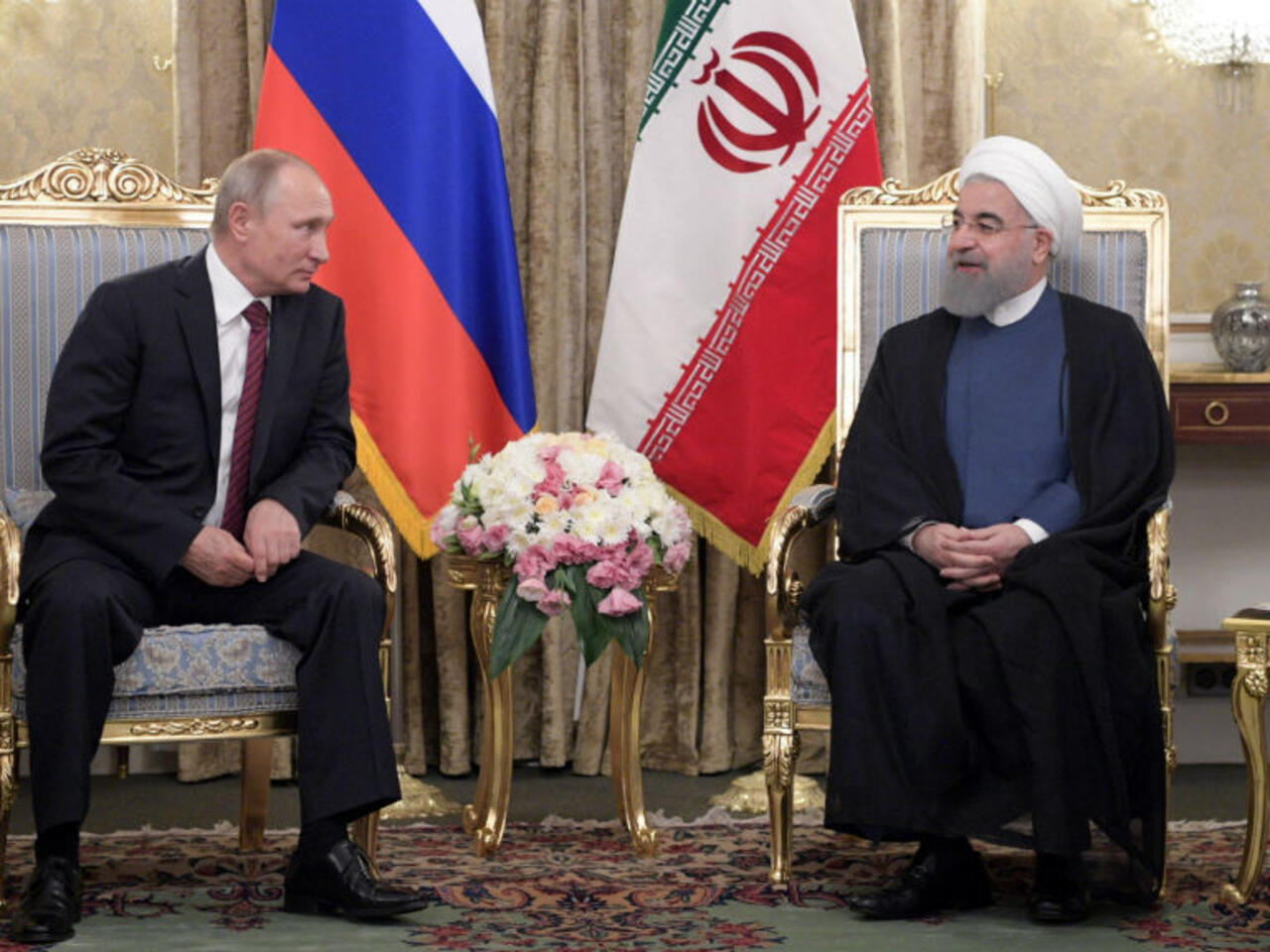 لقاء سابق بين الرئيسين الإيراني إبراهيم رئيسي والروسي فلاديمير بوتين