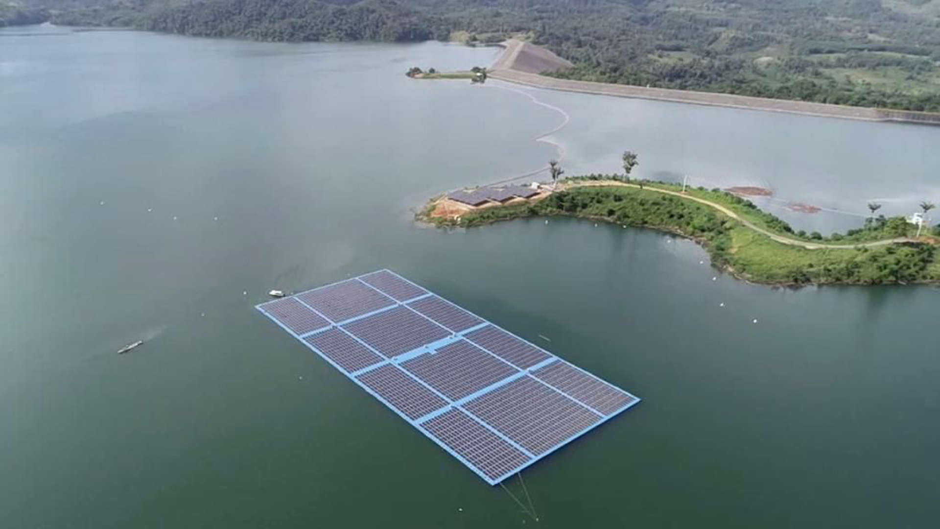 انطلاق تشغيل أكبر مزرعة شمسية عائمة في أميركا الجنوبية