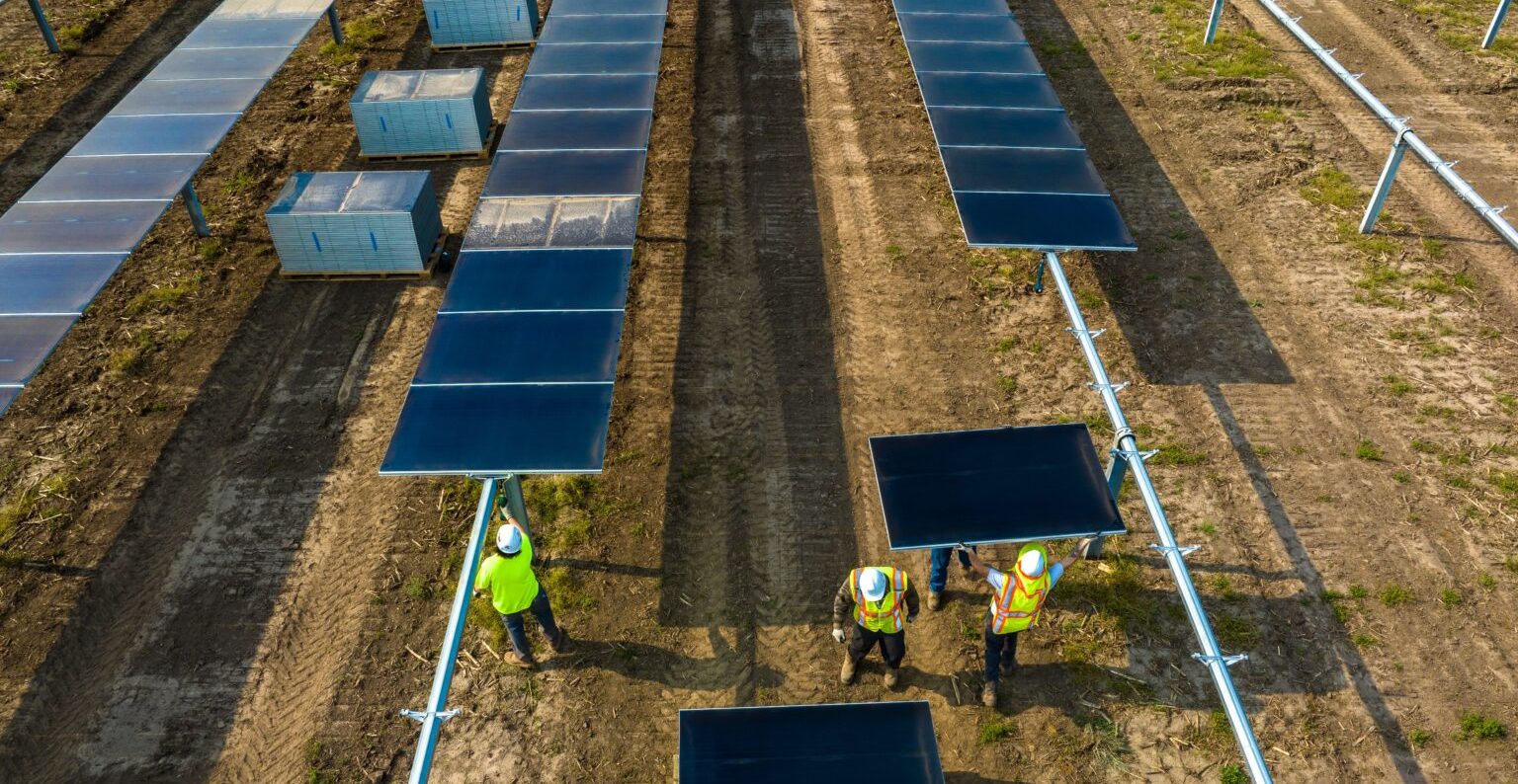 مشروعات طاقة شمسية تابعة لشركة لايت سورس بي بي