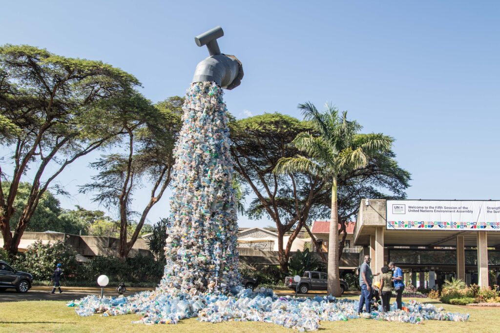 مجسم فني من النفايات البلاستيكية