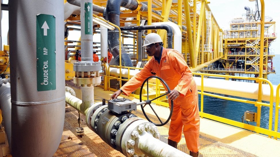 أحد العمال بأحد مشروعات تصدير النفط في نيجيريا