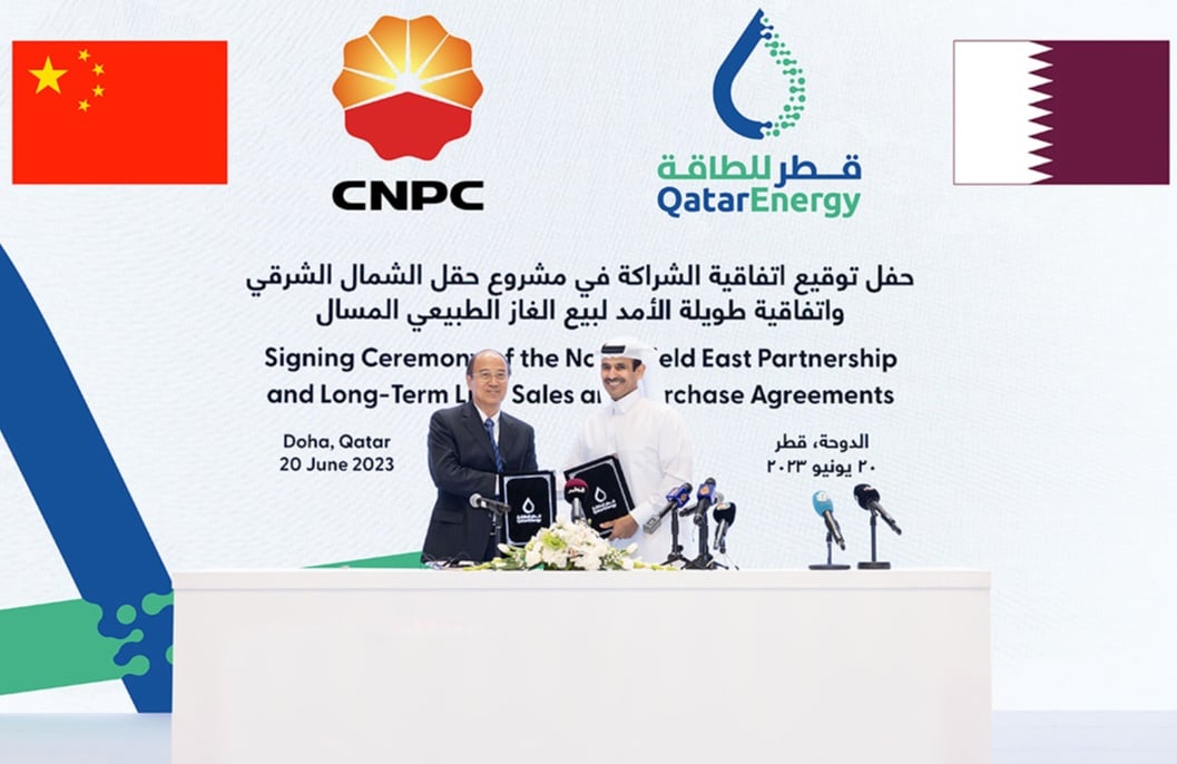 جانب من توقيع قطر للطاقة عقد الغاز المسال مع مؤسسة النفط الوطنية الصينية