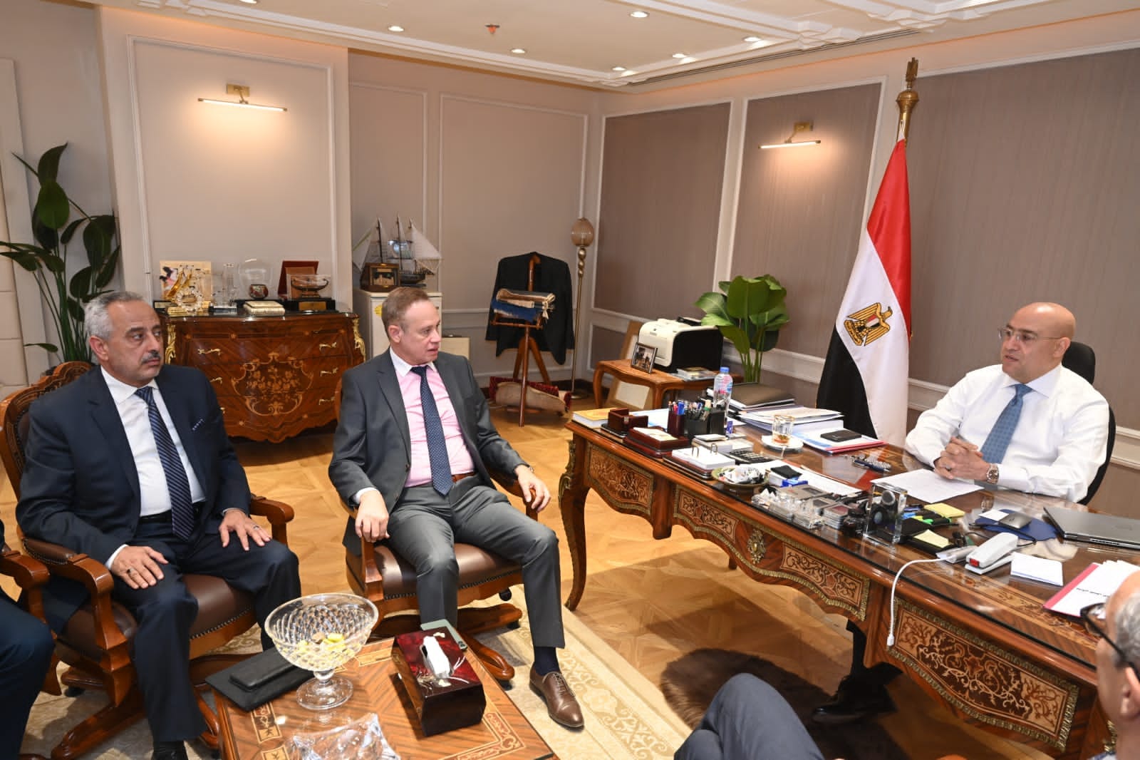 جانب من لقاء وزير الإسكان المصري مع مسؤولي أكوا باور السعودية