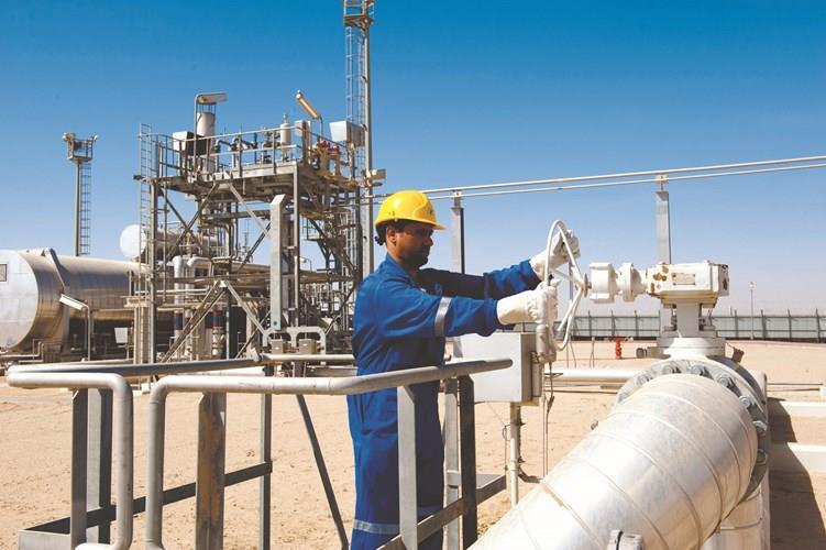 عمال بأحد حقول النفط في الكويت