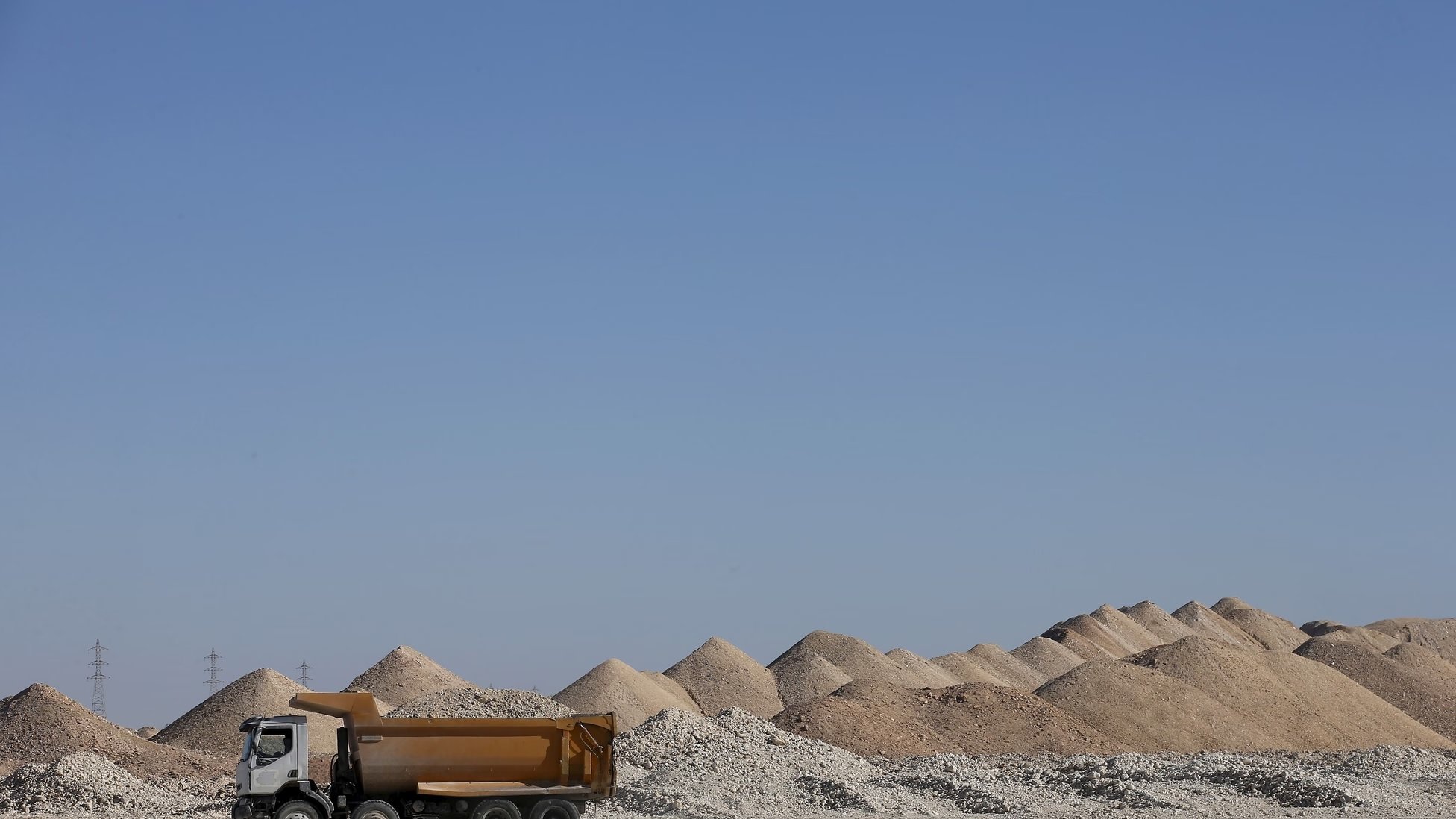 أحد مواقع استخراج الفوسفات من صحراء المغرب 