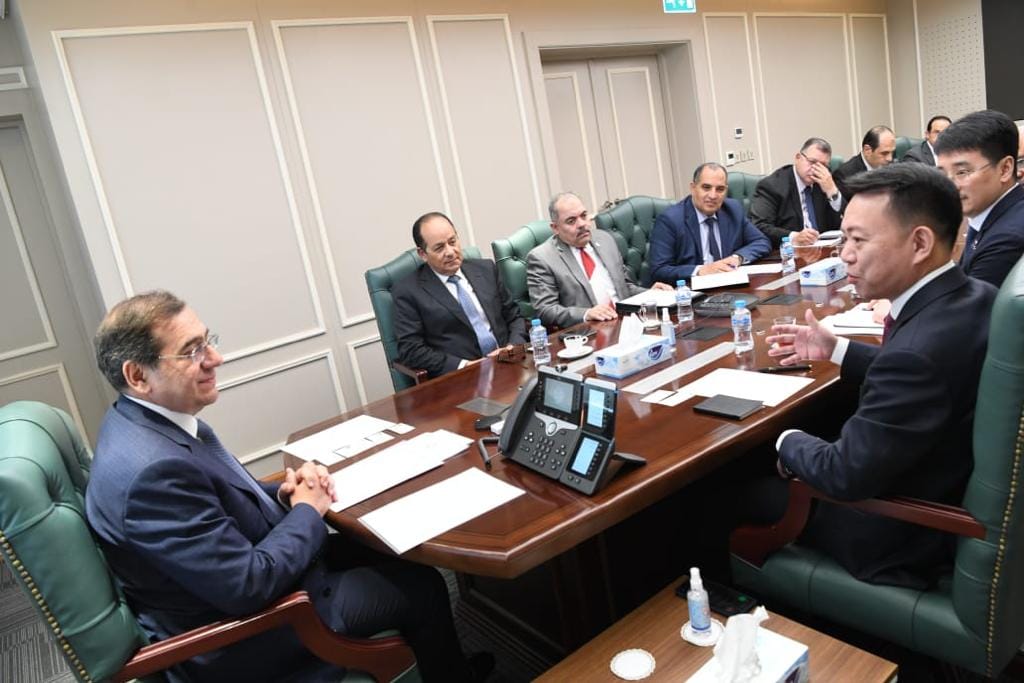 جانب من لقاء وزير البترول المصري مسؤولي شركة نورث بتروليوم إنترناشيونال الصينية