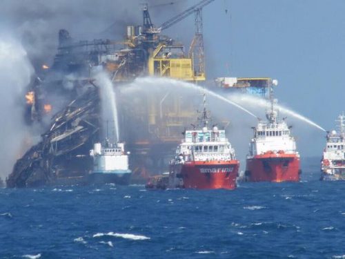 قوارب الانقاذ في محاولة إطفاء حريق منصة الغاز المكسيكية