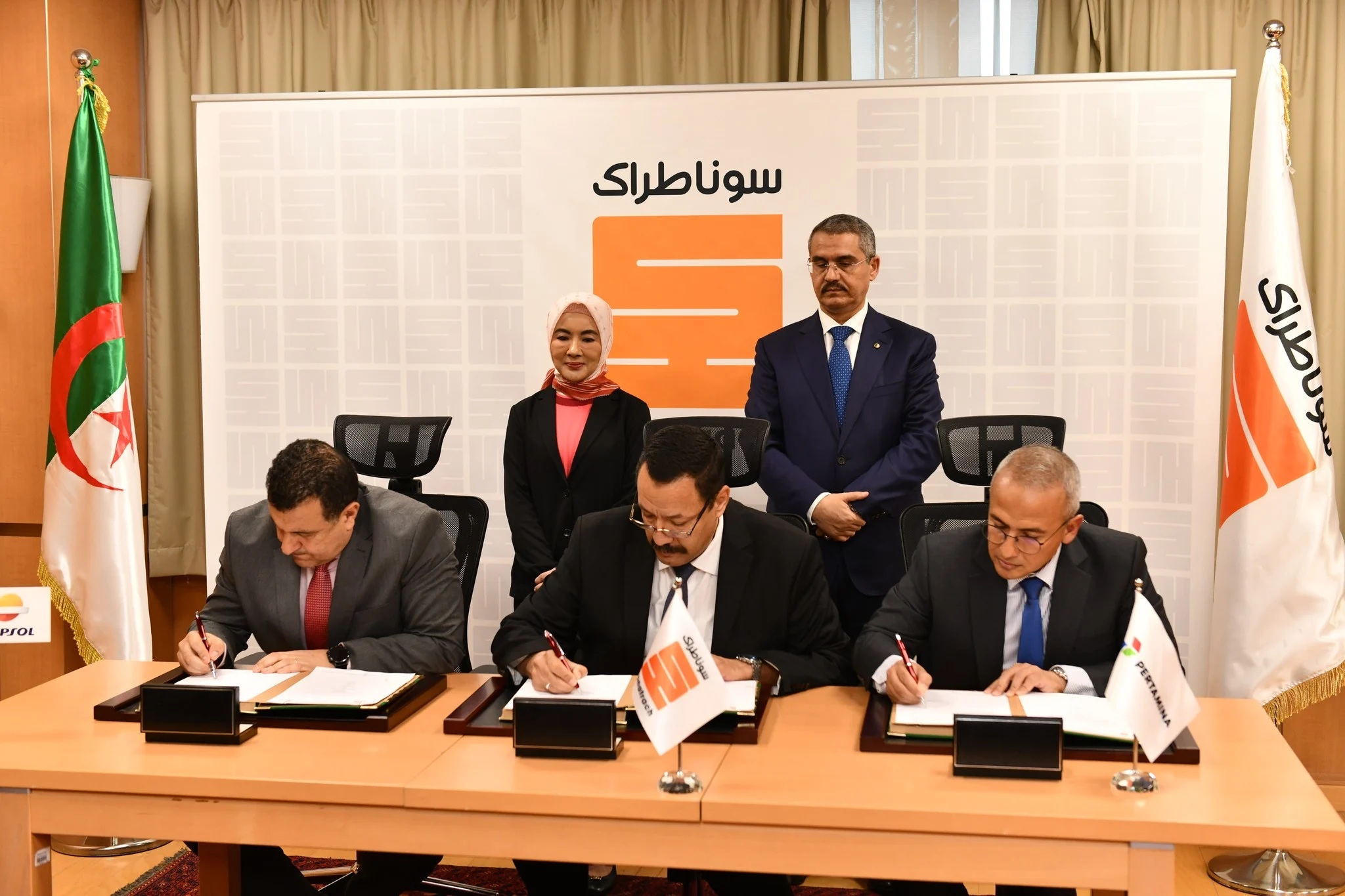 جانب من توقيع صفقة النفط الجزائري بين سوناطراك وبيرتامينا الإندونيسية 