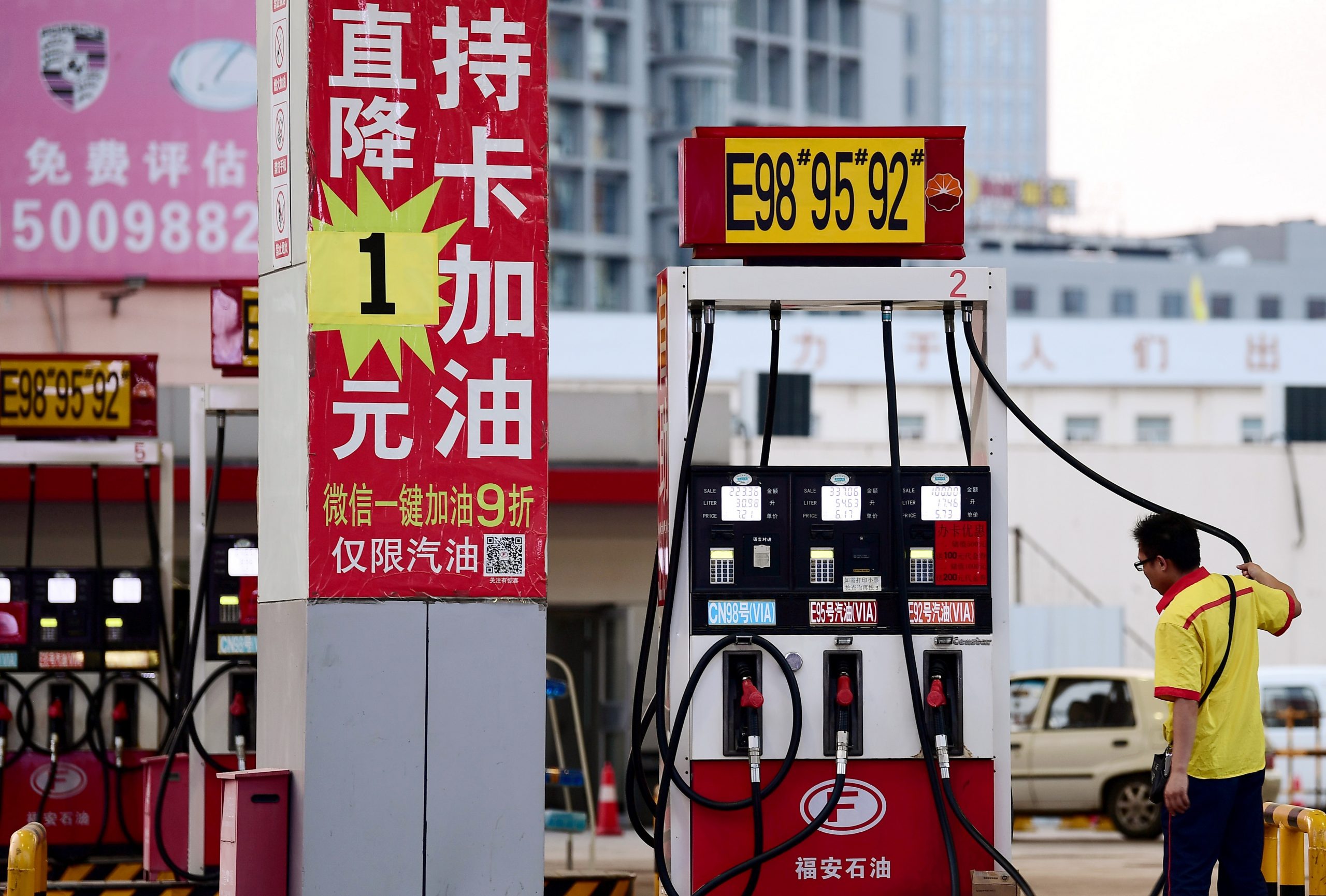 عامل داخل محطة وقود وسط توقعات ببلوغ ذروة الطلب على البنزين في الصين قريبًا