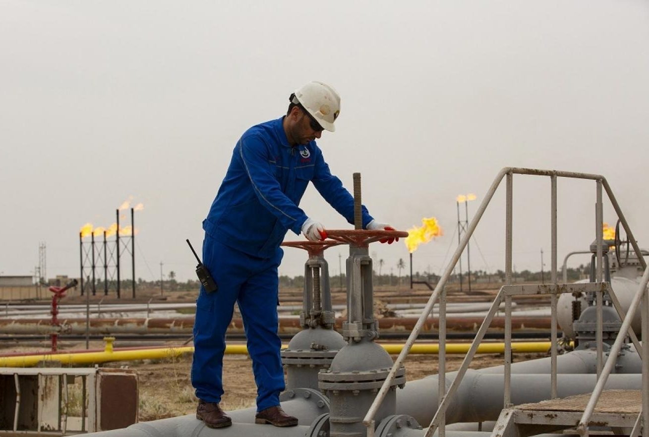 عامل في أحد حقول إنتاج النفط العراقي
