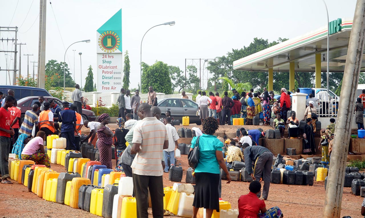 طوابير أمام إحدى محطات التي شهدت زياة في أسعار الوقود في نيجيريا