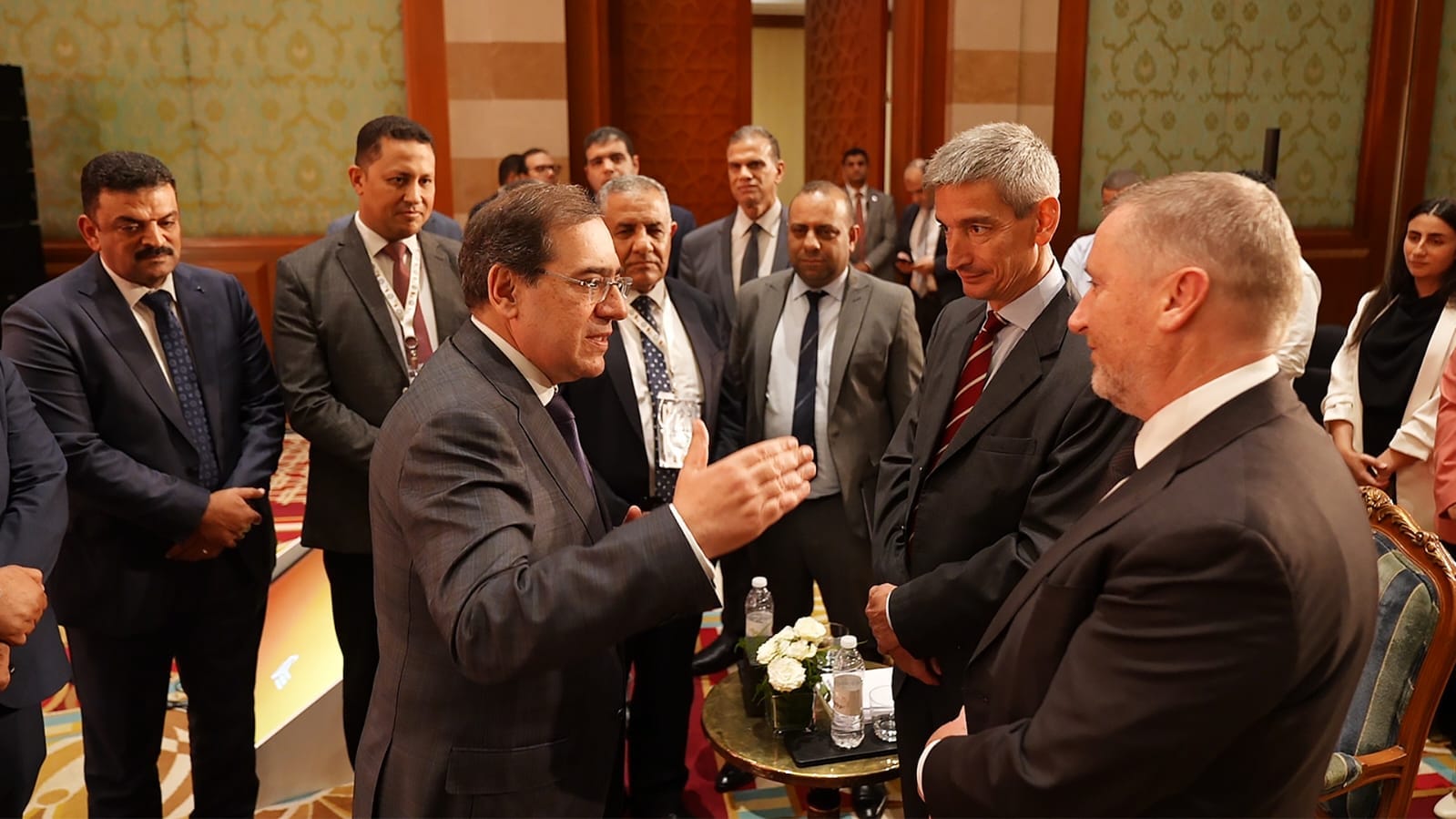 وزير البترول المصري يتحدث إلى رئيس شركة سنتامين