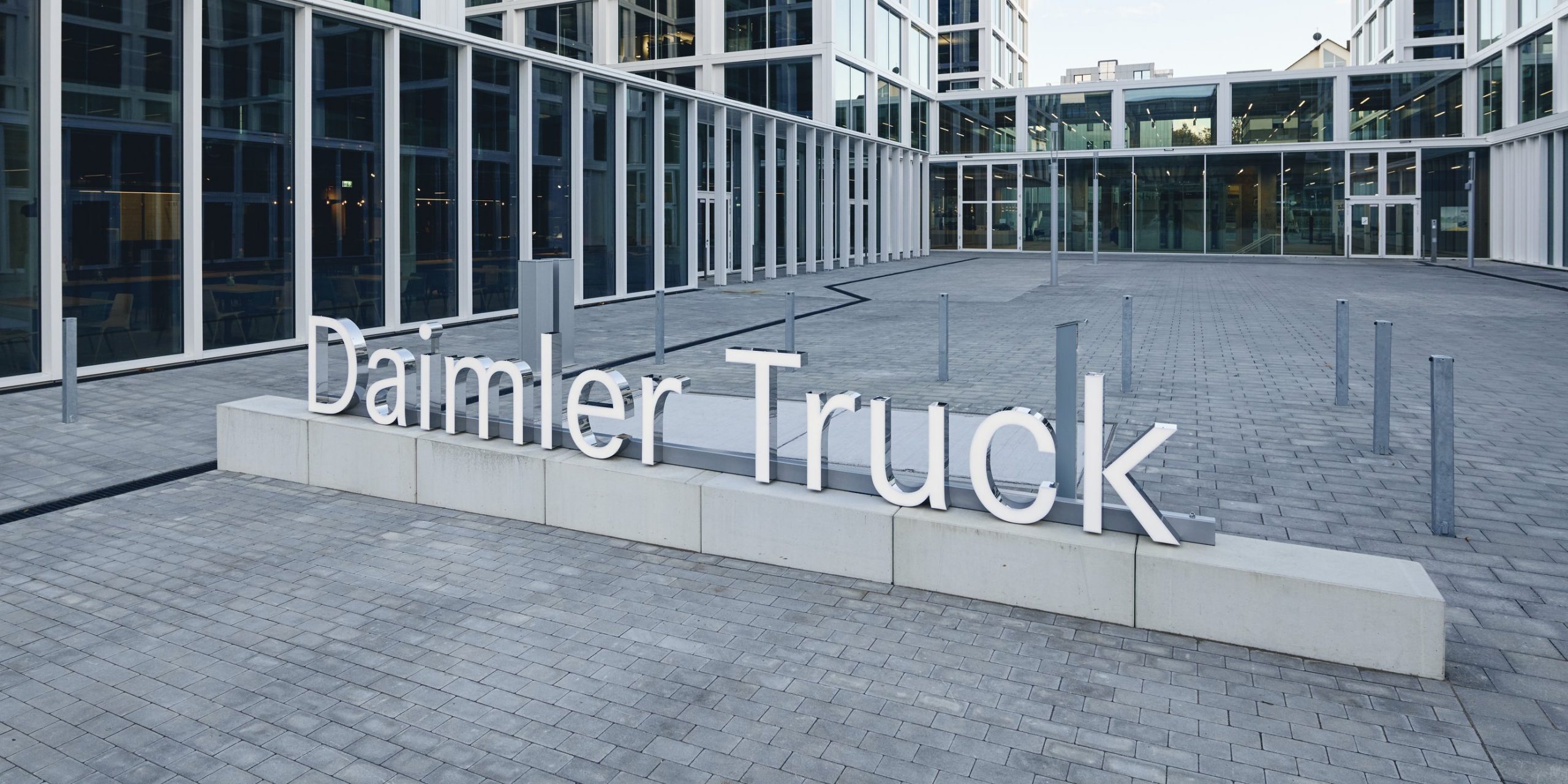 شركة دايملر تراك الألمانية ولاهاي تبرمان صفقة لشراء 35 حافلة كهربائية جديدة