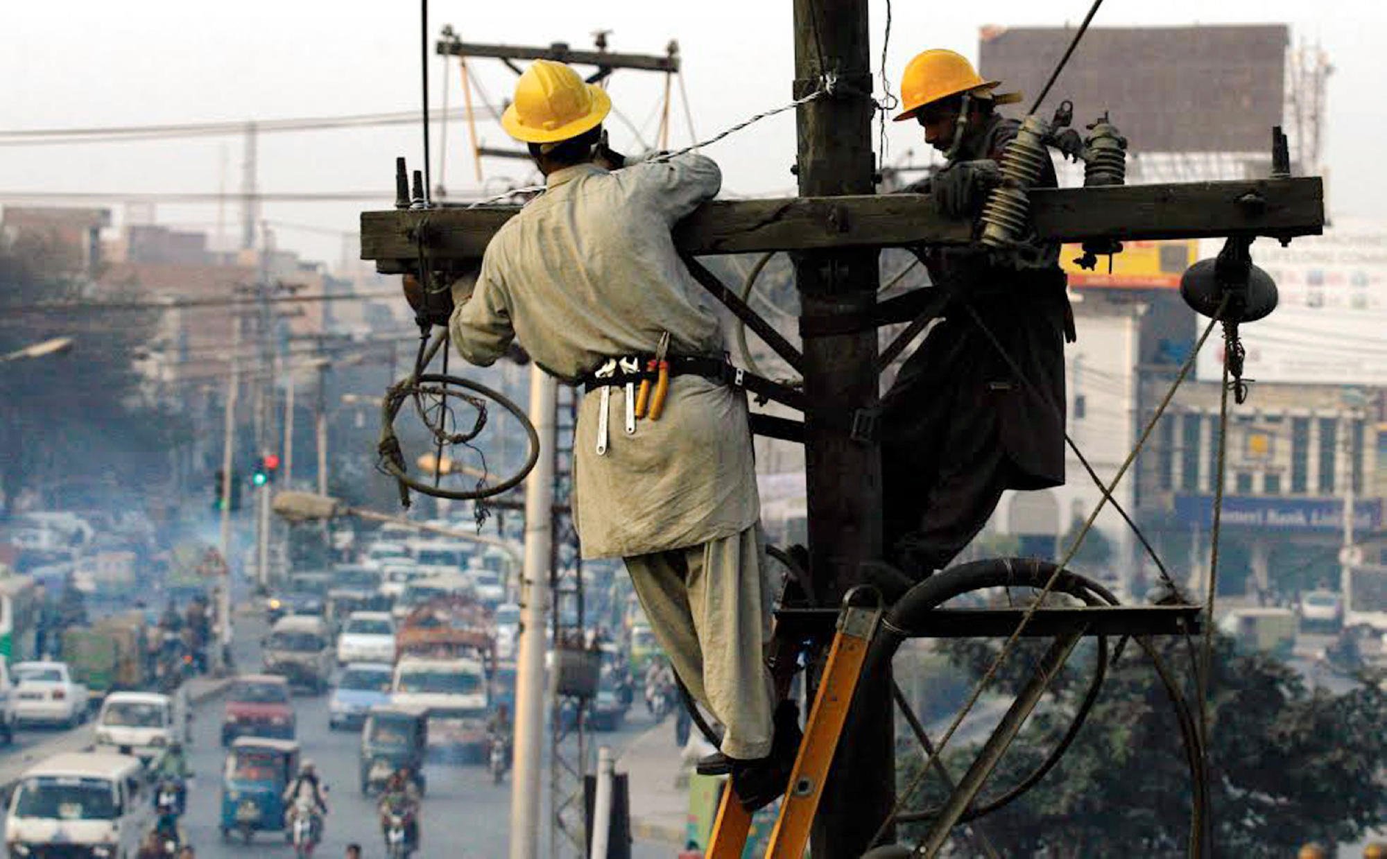 إصلاحات لبرج كهرباء في باكستان 