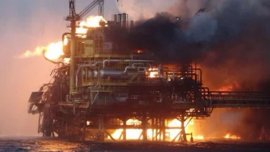 Photo of بيمكس المكسيكية تحقق في حريق هائل التهم إحدى منصاتها النفطية (فيديو)