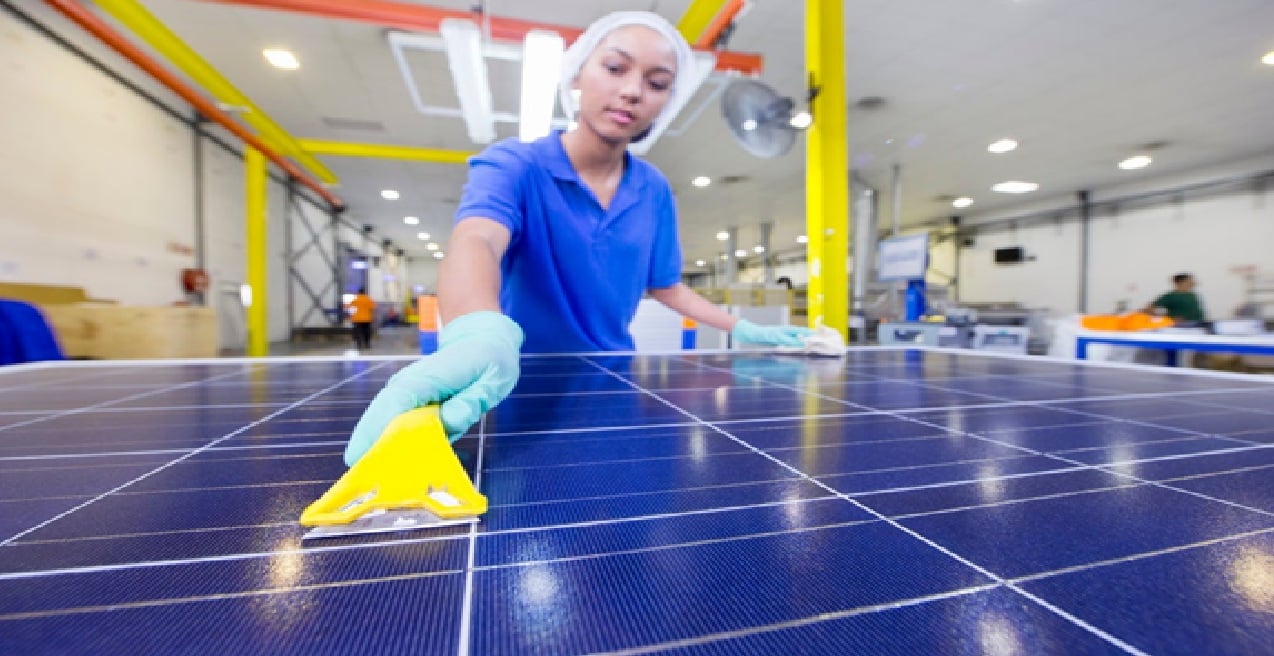 تنظيف ألواح الطاقة الشمسية الجديدة في المصنع 