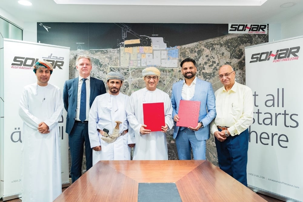 جانب من توقيع اتفاقية مصنع إعادة تدوير النفايات الخطرة في سلطنة عمان